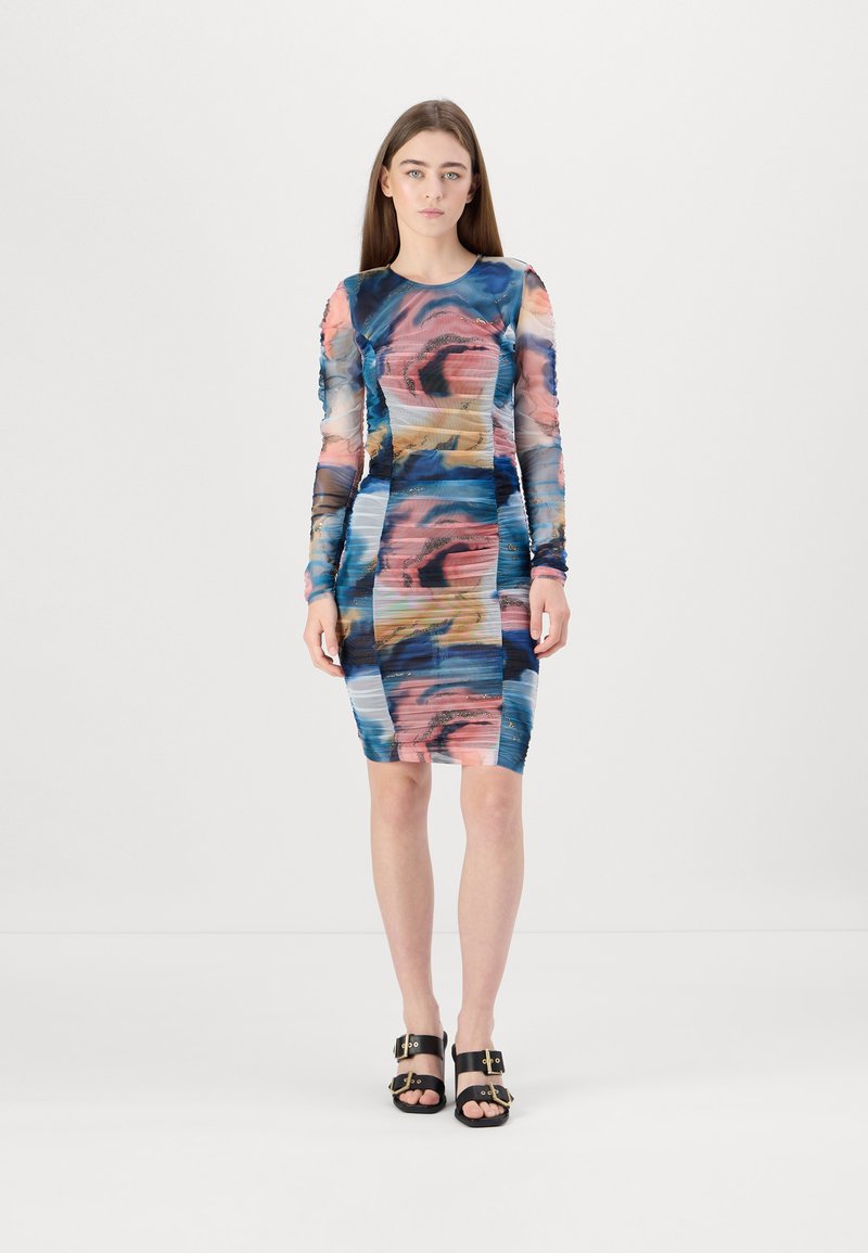 Flerfärgad bodycon-klänning med långa ärmar, med ett vågigt abstrakt mönster i blått, rosa och beige. Tyget har en slät textur.