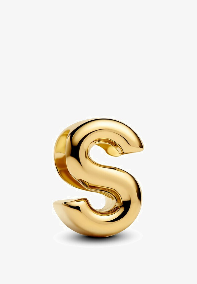 Sculpture en forme de lettre "S" en métal doré avec une surface lisse et brillante ; présente un design torsadé et des bords arrondis, reposant sur une base plate.