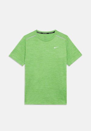 Kratka zelena Nike majica za trčanje s reflektirajućim detaljima i bijelim Swoosh logom na prsima, položena ravno na bijeloj pozadini.