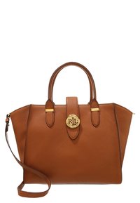 Brązowa torebka skórzana o teksturowanej powierzchni, o wyraźnie zarysowanym kształcie, z złotą okuciami i wyraźnym, okrągłym logo. Posiada podwójne uchwyty i odpinany pasek.