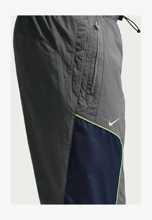 Nike Sportswear, NIKE SPORTSWEAR MEN'S WOVEN TROUSERS SPORTSWEAR - Træningsbukser - iron grey midnight navy light lemon twist
