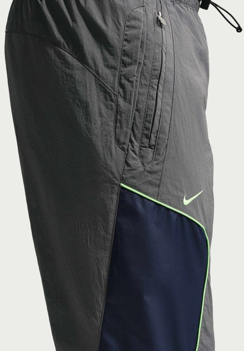 Nike SPORTSWEAR MEN'S WOVEN TROUSERS SPORTSWEAR - Tracksuit bottoms - iron grey midnight navy light lemon twist — foto 6