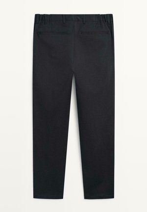 Black, tailored trousers made of smooth fabric. Features an elastic waistband and two rear pockets with concealed openings.