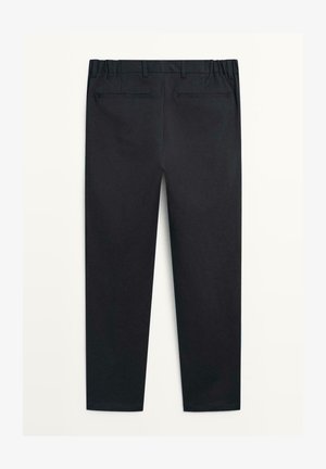 Black, tailored trousers made of smooth fabric. Features an elastic waistband and two rear pockets with concealed openings.
