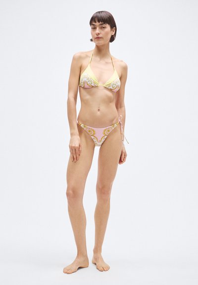 Bikiny sada s žlto-ružovým kvetinovým vzorom, vrchný diel s trojuholníkovými košíčkami a viazačkami okolo krku, a spodný diel so zviazaním na bokoch. Hladká textúra látky.