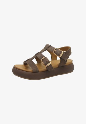 Sandalo platform in suede marrone con tre cinturini regolabili e fibbie dorate, soletta imbottita e suola in gomma arrotondata.