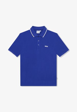 Niebieska koszulka polo z krótkim rękawem, białym wykończeniem na kołnierzu i rękawach, trzema guzikami oraz logo „BOSS” na lewej piersi.
