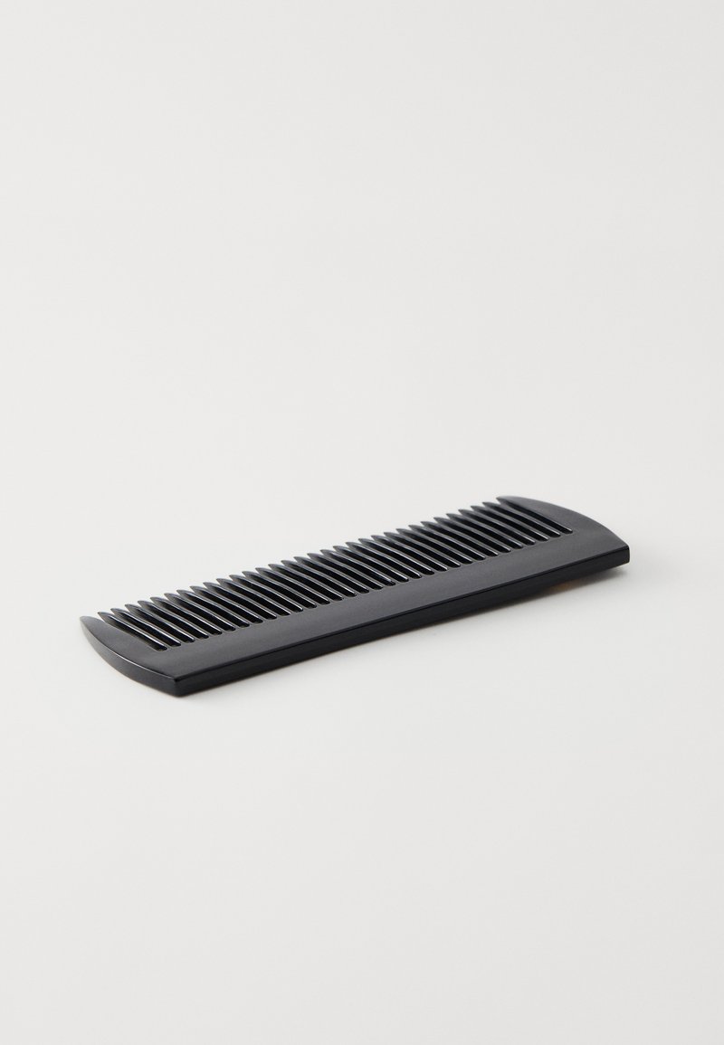 Schwarzer Kunststoffkamm mit gleichmäßig verteilten Zähnen, abgerundeten Kanten und glatter Oberfläche. Die Länge ist größer als die Breite, mit minimalistischem Design.