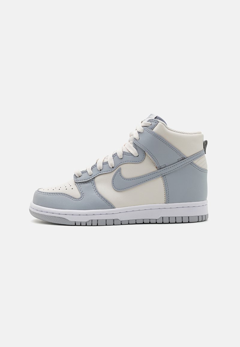 Høye sneakers i en blanding av lys grå og hvit lær. Perforert tå, hvite snører og teksturert såle.