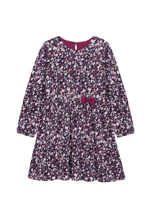 Langærmet lilla kjole med små hvide og pink blomsterprint og en matchende lilla sløjfe i taljen.