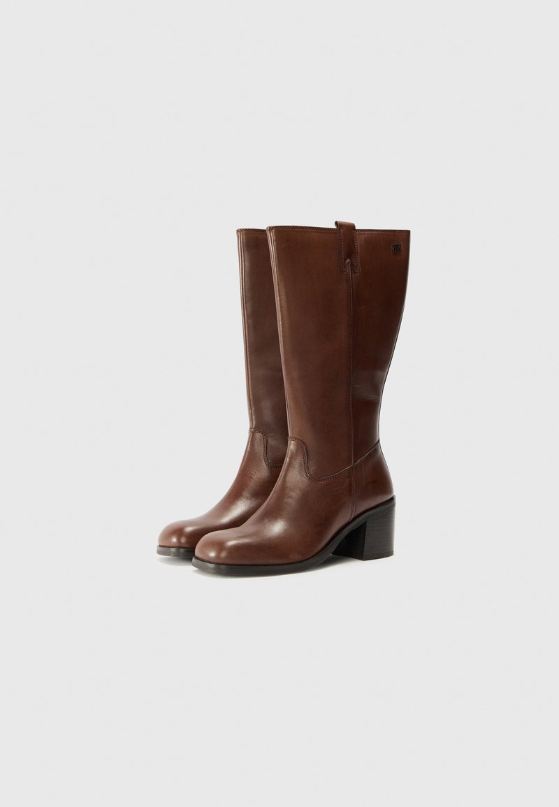 Braune Lederkniefit-Stiefel mit runder Zehenpartie, Blockabsatz und minimalen Nähdetails. Glatte Textur und elegantes Design.