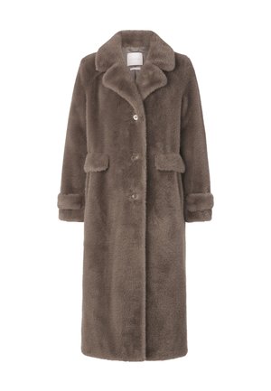 Cappotto in finta pelliccia di un morbido colore taupe, con colletto a revers, chiusura a bottoni, tasche laterali e dettagli con polsini ripiegati.