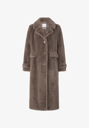 Cappotto in finta pelliccia di un morbido colore taupe, con colletto a revers, chiusura a bottoni, tasche laterali e dettagli con polsini ripiegati.