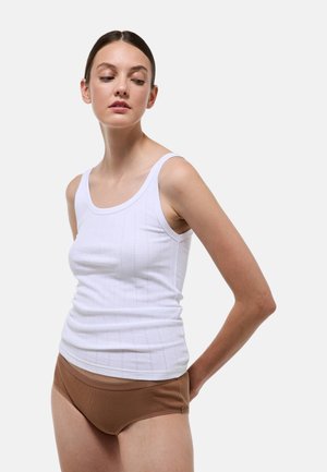 Débardeur blanc en coton avec une texture côtelée et des bretelles larges, associé à un bas de bikini marron clair avec une finition lisse.