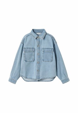 Chemise en denim bleu clair avec des manches longues, un devant à boutons, deux poches poitrine et un ourlet arrondi. Texture douce avec une coupe décontractée.