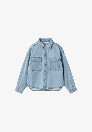 Lichtblauw denim overhemd met lange mouwen, een knoopsluiting aan de voorkant, twee borstzakken en een gebogen zoom. Zachte textuur met een comfortabele pasvorm.