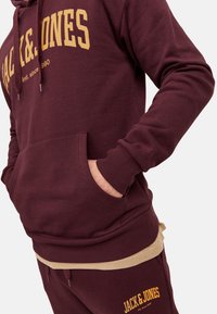Jack & Jones JOSH MIT TUNNELZUG, KÄNGURUTASCHE UND LABEL-PRINT - Hættetrøje - rot