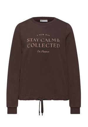 Brauner Pullover mit langen Ärmeln, Rundhalsausschnitt, Kordelzugsaum und bedrucktem Text: "A NEW DAY STAY CALM & COLLECTED On Purpose."