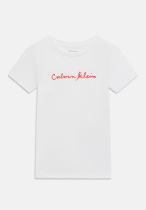 Hvit T-skjorte med korte ermer og rødt "Calvin Klein"-logo i skrift midt på brystet, rund hals og et enkelt, rent design.
