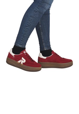 Baskets en daim rouge avec des accents blancs et des semelles en caoutchouc. Caractéristiques : design à lacets, col rembourré et logo latéral texturé.
