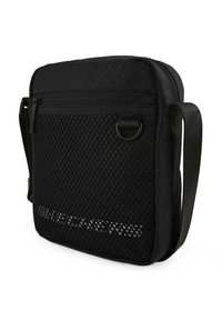 Bolso bandolera negro hecho de una tela texturizada con un patrón de diamantes. Cuenta con un cierre de cremallera y un panel de malla con diseño en la parte frontal.