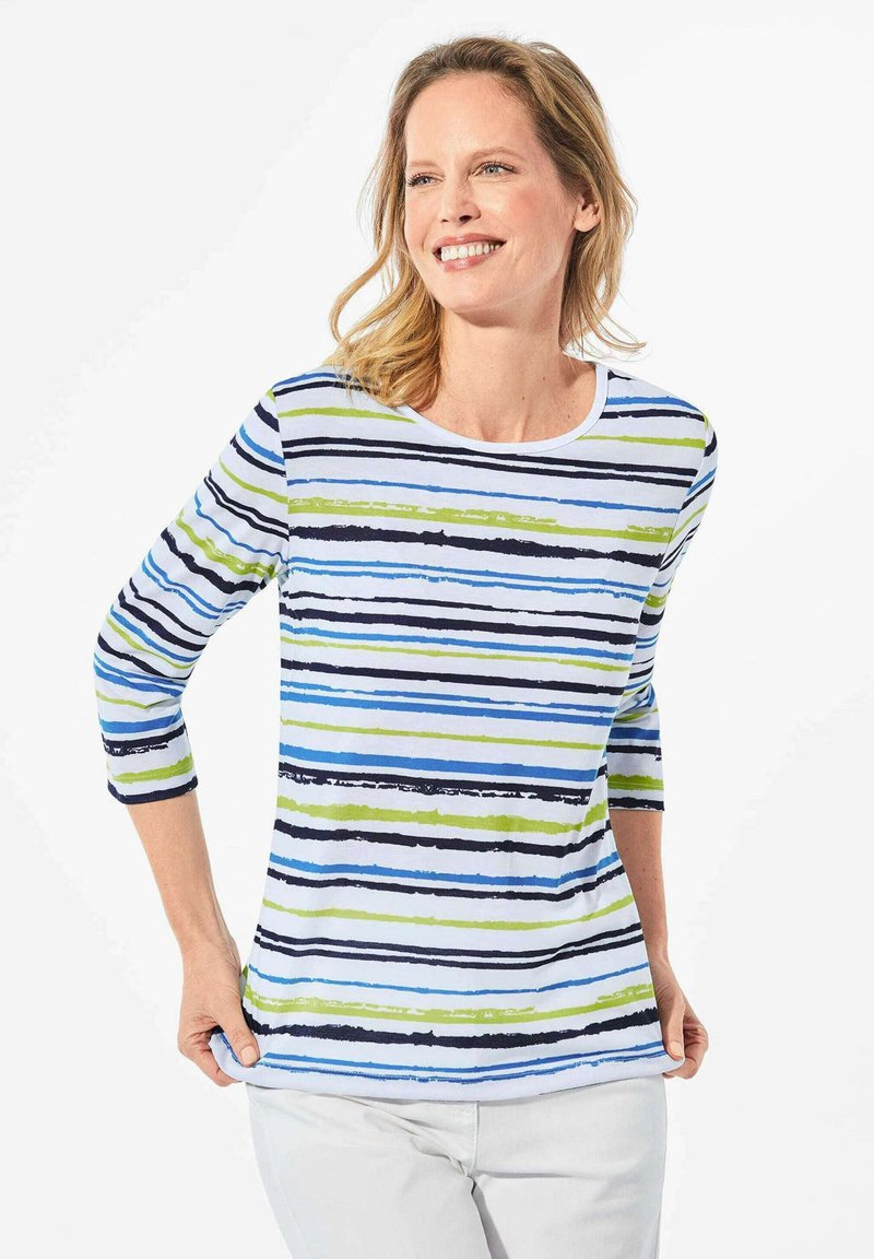 Multikleuren gestreepte shirt met blauwe, groene en zwarte lijnen op een witte achtergrond. Heeft een ronde halslijn en driekwart mouwen.