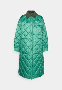 Cappotto lungo verde trapuntato con chiusura a bottoni, dotato di un colletto verde scuro, tasche laterali e un motivo di cucitura a forma di rombo.