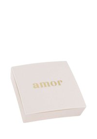 Kvadratisk, mjuk rosa låda med en slät yta; gyllene bokstäver som stavar "amor" på toppen; minimalistisk design, inga ytterligare mönster eller accenter.