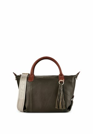 Borsa a mano in pelle verde scuro con manici marroni, un grande nappino sul davanti e una tracolla beige con il testo "zwei".