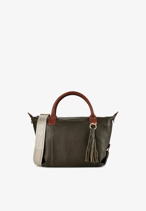 Bolso de mano de cuero verde oscuro con asas marrones, un gran adorno de borla en el frontal y una correa de hombro beige con el texto "zwei".