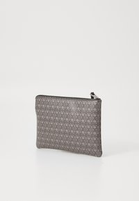 Funda con cremallera de color gris que presenta un patrón texturizado y elevado con formas interconectadas. Construcción de tela suave, diseño rectangular y acentos mínimos.
