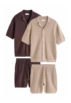 To sæt tekstureret strik med kortærmede skjorter med knapper og matchende shorts med snøre i beige og mørkebrune farver.