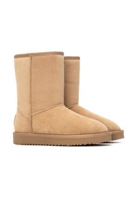 Botas de tobillo de ante color tostado con punta redondeada, suela de goma plana y costuras visibles. El diseño presenta un estilo simple y sin adornos.
