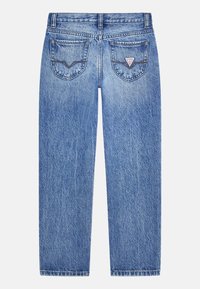 Jean en denim bleu avec une coupe droite, comportant deux poches arrière, une étiquette de marque et une texture délavée sur l'ensemble.