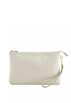 Weiße Clutch mit gewebtem Muster, Reißverschluss und einem Handgelenksriemen, der seitlich mit einem goldfarbenen Verschluss befestigt ist.