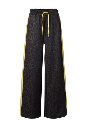 Leveälahkeiset mustat housut, joissa hienovarainen leopardikuvio, joustava vyötärönauha, keltaiset sivuraidat ja keltainen kiristysnauha vyötäröllä.