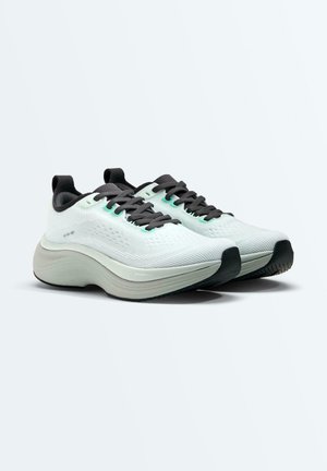 Chaussures de course athlétiques blanches avec des lacets noirs, des semelles épaisses et rembourrées, et des embouts noirs, placées côte à côte sur un fond uni.