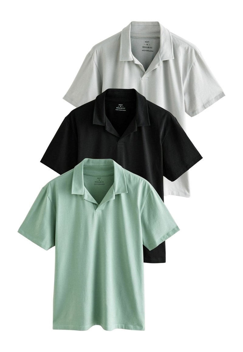 Tre polo shirt in verde menta, nero e grigio chiaro, con maniche corte, colletto e vestibilità regolare in tessuto morbido.
