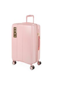 Maleta rígida rosa con el logo dorado de DKNY, dos asas laterales rosas y cuatro ruedas negras con acentos en cromo. Textura suave y diseño elegante.