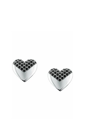 Par af sølvøreringe formet som hjerter med sorte ædelstensaccents på den øverste halvdel, sat mod en hvid baggrund.