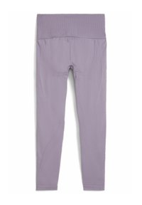 Violet spalvos tamprės su plačiu raukšlėtu juosmeniu, pasižyminčios lygiu audiniu, prigludusia forma ir subtiliais tekstūriniais akcentais šonuose.