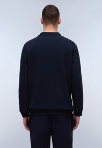 Marineblauwe sweatshirt gemaakt van textuurstof, met een ronde hals, lange mouwen en ribgebreide manchetten en onderrand. Achteraanzicht.