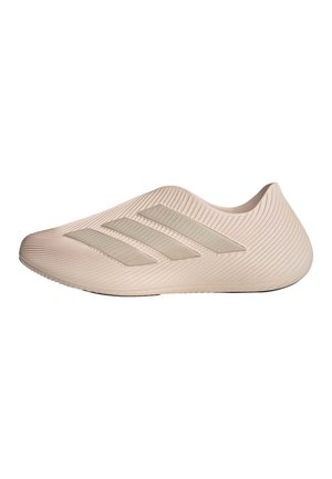Chaussure de sport beige à enfiler avec surface texturée et trois bandes parallèles sur le côté, sans lacets, vue de profil gauche.