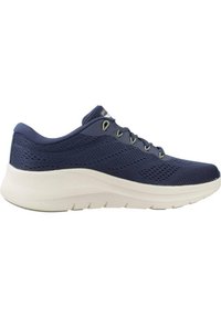 Scarpe da corsa navy con tomaia in rete, intersuola bianca ammortizzante, design con lacci e suola testurizzata. Costruzione leggera e traspirante.