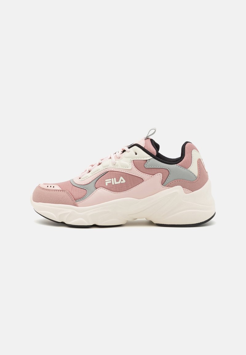 Baskets FILA rose, grises et blanches avec une semelle blanche épaisse et une doublure intérieure noire, vues de côté sur un fond uni.