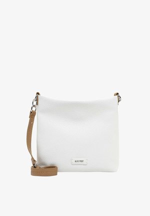 Weiße Leder-Umhängetasche mit strukturierter Oberfläche, braunem verstellbarem Tragegurt und silbernem Zubehör. Verfügt über ein kleines Logo-Patch an der Vorderseite.