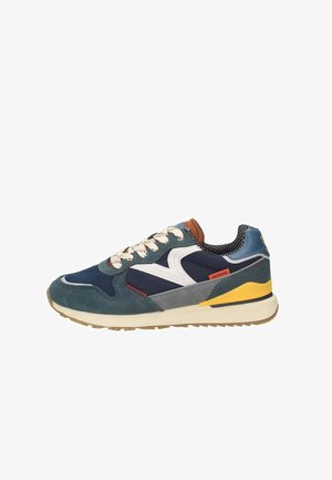 Sneaker met een mix van marineblauw, teal en grijs suede met witte accenten, een beige zool en een textuur, gegoten tong met gele details.