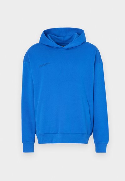 Sweatshirt azul feito de um tecido macio, apresentando um bolsinho canguru, punhos canelados e um design minimalista com um detalhe de texto discreto.