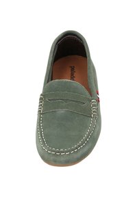 Gröna mockaloafers med sydda detaljer, ett dekorativt framband och en brun gummisula. Inuti har de en ljusbrun foder.