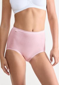 Bielizna damska z wysokim stanem w kolorze różowym, wykonana z bawełny o gładkiej fakturze, z delikatnym koronkowym wykończeniem i małą metką z logo na pasie.